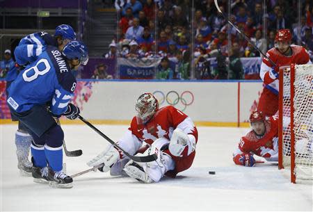 Finland's Teemu Selanne (L) scores on Russia's goalie Semyon Varlamov (C) during the first period of their men's quarter-finals ice hockey game at the Sochi 2014 Winter Olympic Games February 19, 2014. REUTERS/Brian Snyder