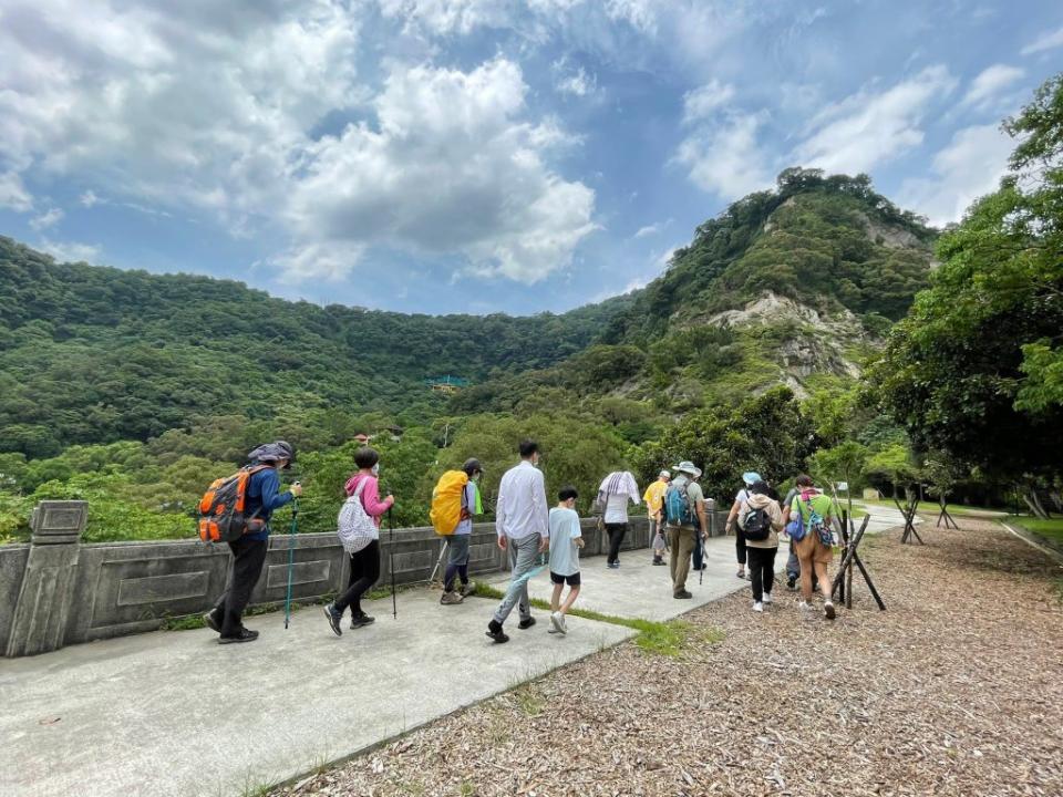 「征服全程」行程由專業登山旅行社趣健行領隊，帶領民眾體驗台北大縱走第一段並導覽。（北市觀傳局提供）