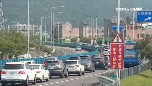 春節連續假期的國道5號上車流總是塞車。