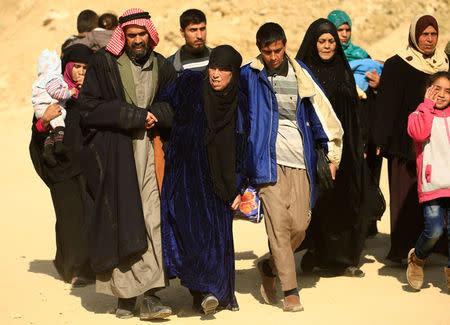 Displaced Iraqi people, who fled their homes during a battle between Iraqi forces and Islamic State militants, are seen in Mosul, Iraq March 9, 2017. REUTERS/Thaier Al-Sudani