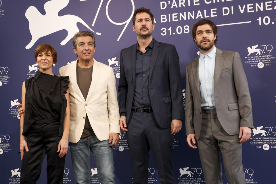 La actriz Alejandra Flechner, de izquierda a derecha, el actor Ricardo Darín, el director Santiago Mitre y el actor Juan Pedro Lanzani posan en la sesión de “Argentina, 1985” en la 79ª edición del Festival de Cine de Venecia en Venecia, Italia, el sábado 3 de septiembre de 2022. La película fue elegida como la candidata de Argentina en busca de una nominación al Oscar a mejor película internacional. (Foto Joel C Ryan/Invision/AP)