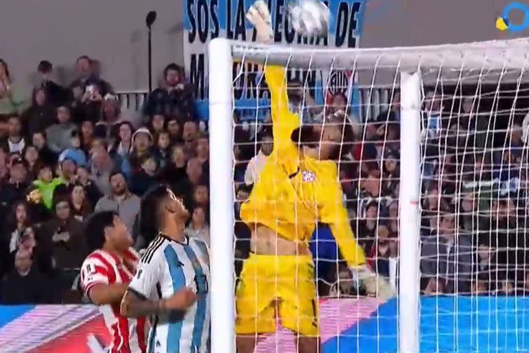 El córner de Lionel Messi dio en el segundo palo del arco defendido por Carlos Coronel; un rato más tarde, el capitán de la Argentina asustará a Paraguay con otro tiro que dio en ese poste.