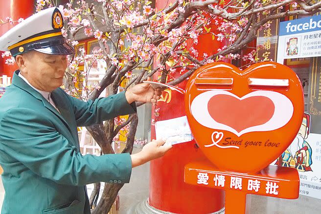 正統鹿耳門聖母廟與台南郵局合作，推出全台第一座「愛情限時批」的「I」造型郵筒。（曹婷婷攝）