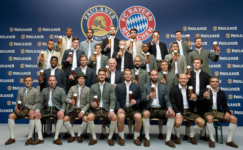 Traditionell zwängen sich die Stars des FC Bayern wenige Wochen vor dem Wiesn-Start in Lederhosen und lassen sich mit erfrischendem Weißbier ablichten. So gut machten sich die Stars um die Neuzugänge Arturo Vidal und Douglas Costa beim Sponsorentermin in bayerischer Tracht. (Bild-Copyright: Getty Images)