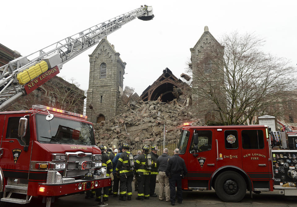 <strong>康乃狄克州新倫敦市的教堂發生屋頂坍塌意外。（圖／美聯社）</strong>