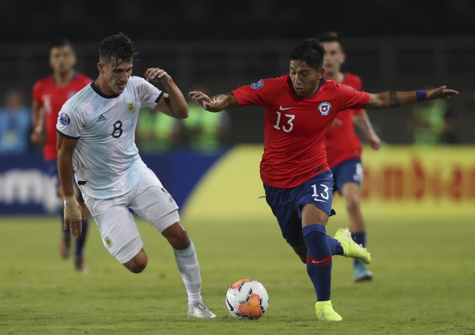 Nicolás Capaldo, de Argentina, disputa el balón a Camilo Moya, de Chile, en un partido en Pereira, Colombia, dentro de la eliminatoria preolímpica, el viernes 24 de enero de 2020. (AP Foto/Fernando Vergara)