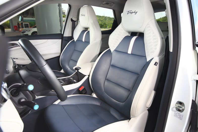 雙前座電動調整加熱跑車座椅外加「冰峰白」座艙配色，根本豪華GT等級設定。