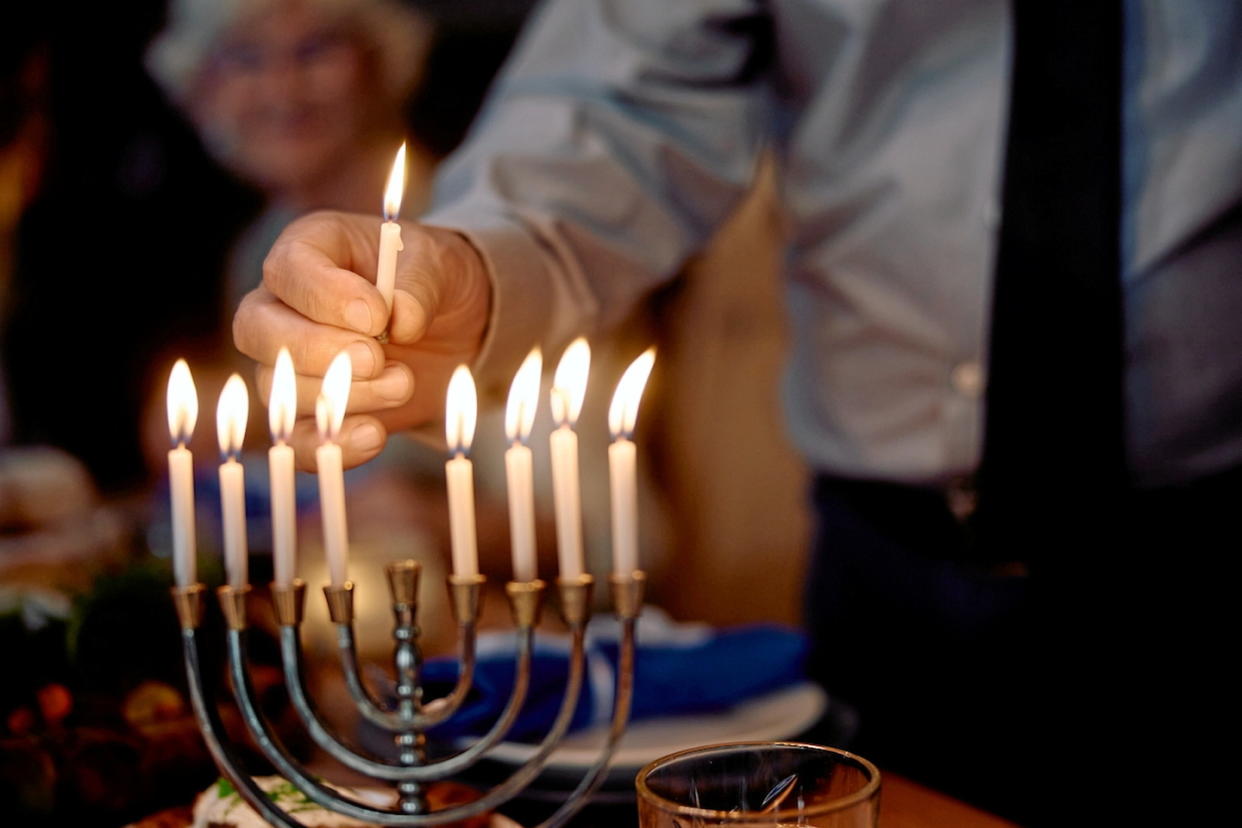 Chaque soir, pour assurer la publicité du miracle, on allume dans chaque maison, à proximité d’une fenêtre, le chandelier de Hanouka (la hanoukia) qui comporte neuf branches.  - Credit:Drazen Zigic / Shutterstock / Shutterstock / Drazen Zigic