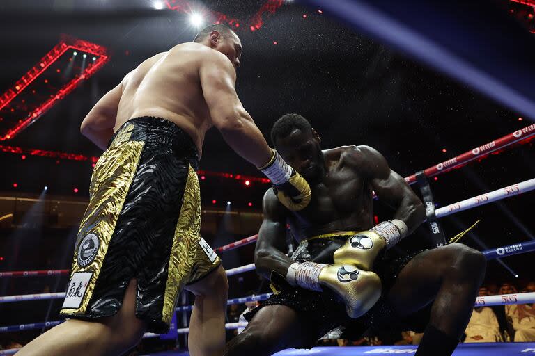 Deontay Wilder se desploma ante la Mole china: Zhilei Zhang logró la victoria más importante de su carrera