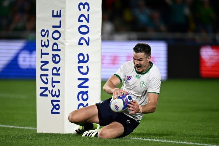 Johnny Sexton scores the try that made him Ireland's all-time highest points scorer (LOIC VENANCE)