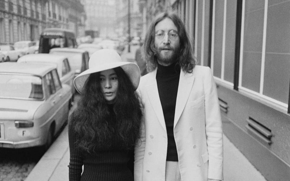 War die "Drachen-Lady" Yoko Ono verantwortlich für das Ende der Beatles? Auf diese wiederkehrende Frage antwortete John Lennon 1971 im TV-Interview mit Dick Cavett: "Wenn sie dafür verantwortlich ist: Sollten wir ihr dann nicht danken angesichts all der schönen Musik, die George, Ringo, Paul und ich seither aufgenommen haben?" (Bild: Reg Lancaster/Daily Express/Hulton Archive/Getty Images)