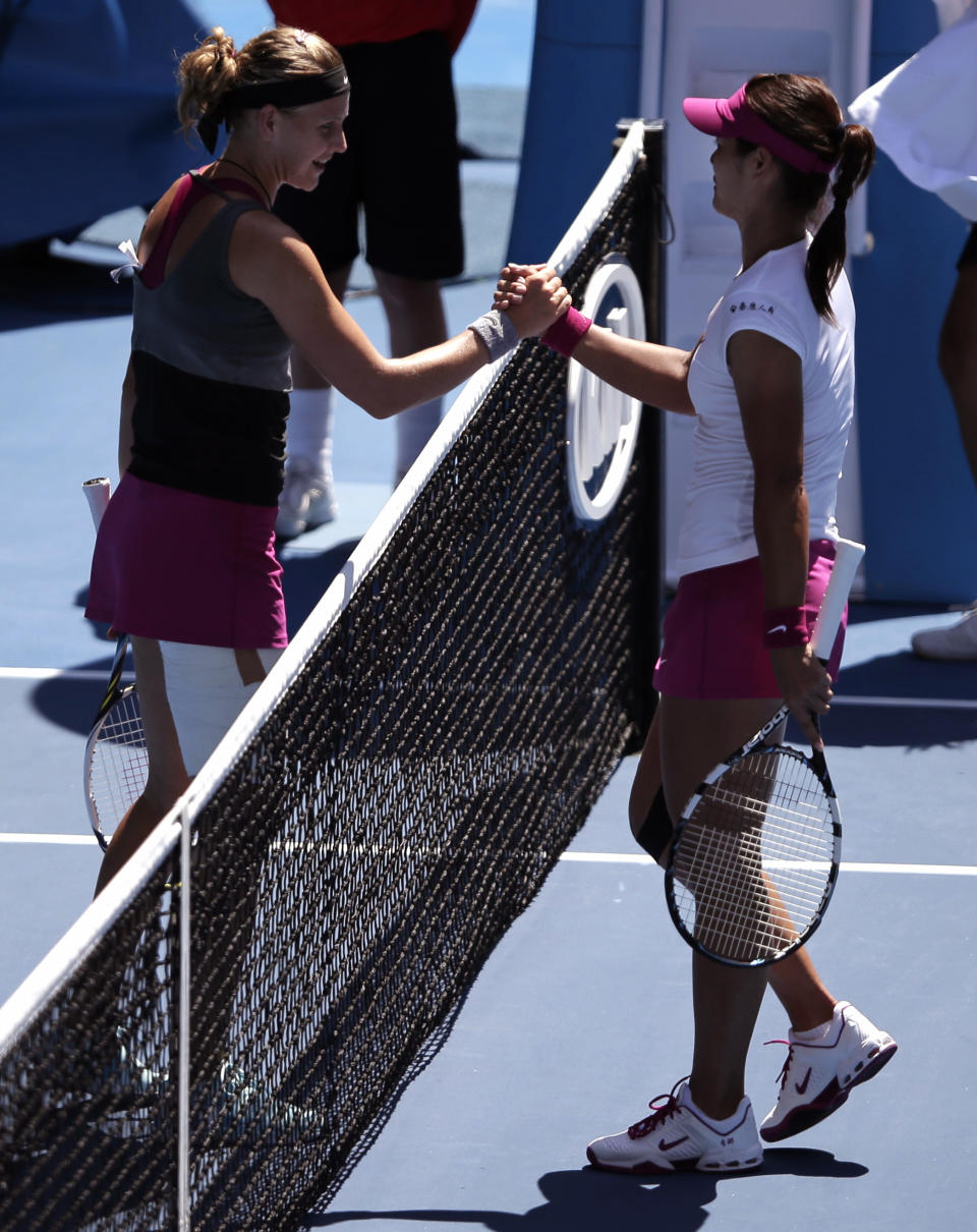 Li Na of China, right, shakes hands with Lucie Safarova of the Czech Republic at the net after Li won their third round match against Li Na of China at the Australian Open tennis championship in Melbourne, Australia, Friday, Jan. 17, 2014.(AP Photo/Rick Rycroft)