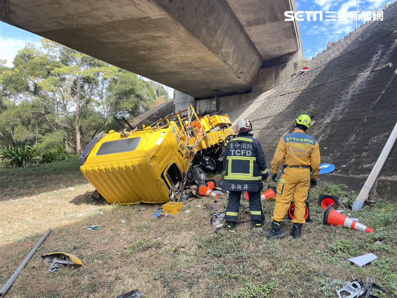 緩撞車遭小客車撞擊後從高架翻落，造成工人1死1重傷。(圖/民眾提供)