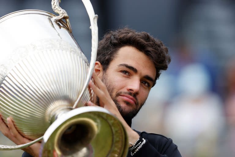 El italiano Matteo Berrettini festeja con el trofeo luego de ganar el torneo de tenis de Londres, en el Queen's Club