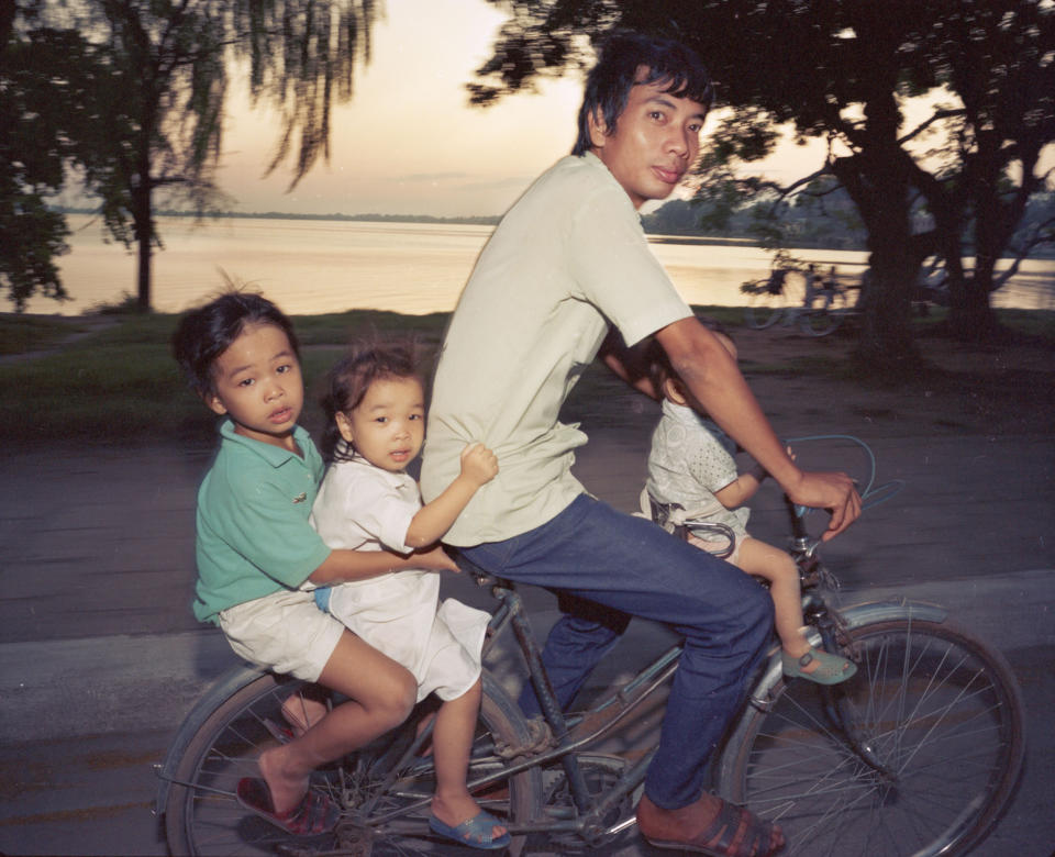 <p>Bicycles — going home, 1987. (© William E. Crawford from the book “Hanoi Streets 1985-2015: In the Years of Forgetting”) </p>