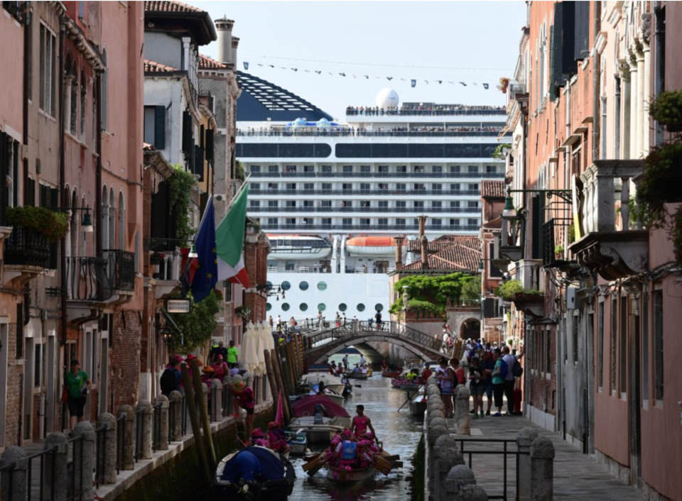 Venedig, der am stärksten verschmutzte Kreuzfahrthafen Europas im Jahr 2019, verzeichnete nach dem Verbot großer Kreuzfahrtschiffe im Jahr 2021 einen Rückgang der Schwefelgas-Emissionen um 80 Prozent, berichtet Transport und Umwelt. - Copyright: MIGUEL MEDINA/AFP via Getty Images