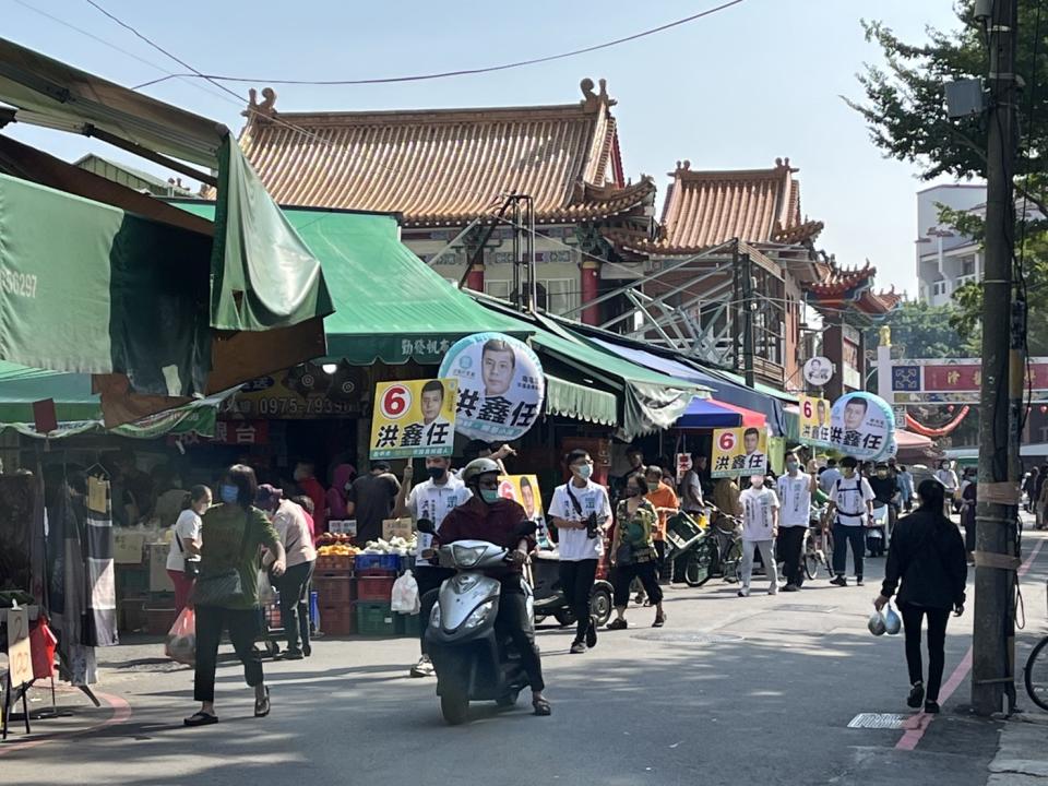 洪鑫任抽中6號，隨即前往萬和宮拜拜、掃街。   民眾黨台中市黨部/提供