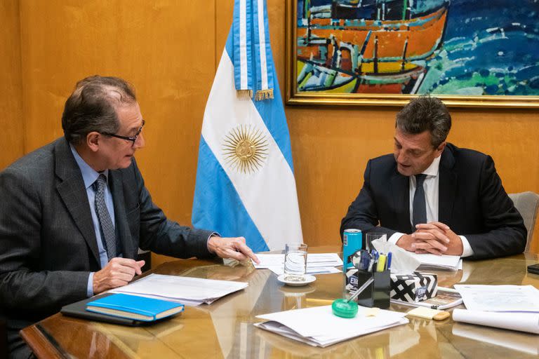 Miguel Pesce y Sergio Massa reunidos en el Ministerio de Economía