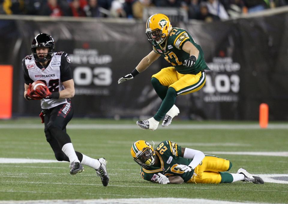 Ottawa Redblacks' Greg Ellingson avoids a tackle by Edmonton Eskimos John Ojo (26) and JC Sherritt (47) during the CFL's 103rd Grey Cup championship football game in Winnipeg, Manitoba, November 29, 2015. REUTERS/Kelly Morton EDITORIAL USE ONLY. NO RESALES. NO ARCHIVE