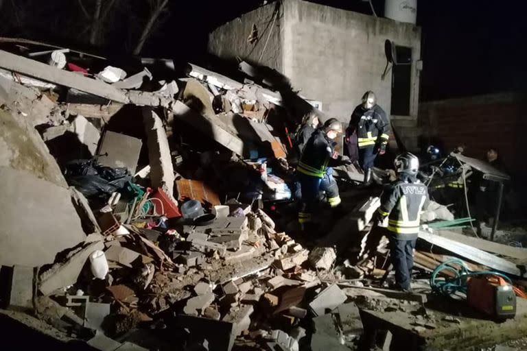 Al menos siete dotaciones de bomberos trabajan en el lugar y se desconocen los motivos del colapso; cuatro personas sufrieron heridas leves