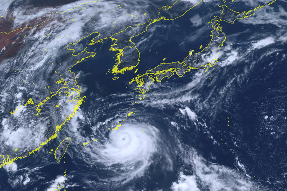卡努颱風逐漸向台灣逼近，氣象局仍不排除發布陸警可能性。（圖／美聯社）