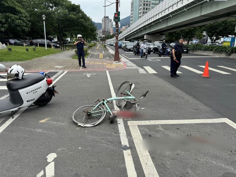 警方到場處理事故。（圖／翻攝畫面）