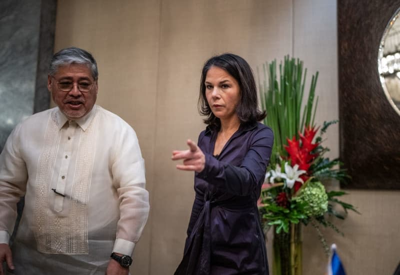 Der philippinische Außenminister Enrique Manalo (l.) trifft sich mit der deutschen Außenministerin Annalena Baerbock.  Nach der Nahost-Tour besucht Baerbach nun Malaysia, die Philippinen und Singapur.  Michael Shipper/DPA