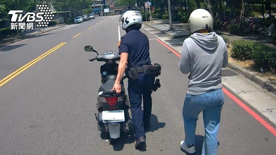 新北市員警頂著烈日替民眾推車。（圖／警方提供）