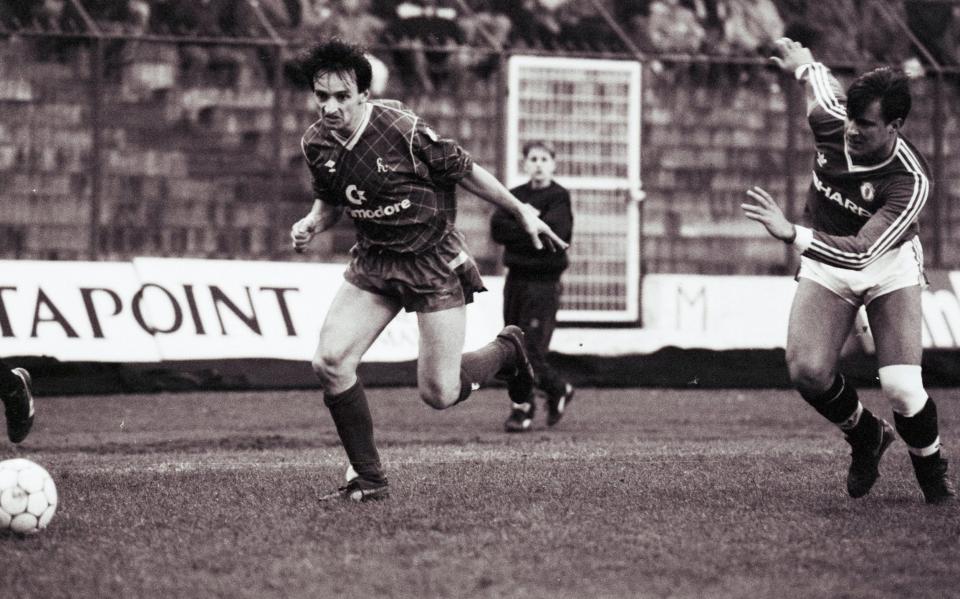 Pat Nevin runs past Manchester United's Graeme Hogg