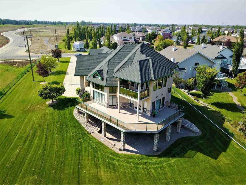 <p><span>15 Briarwood Way, Stony Plain, Alta.</span><br> Location: Stony Plain, Alberta<br> List Price: $998,900<br> (Photo: Zoocasa) </p>