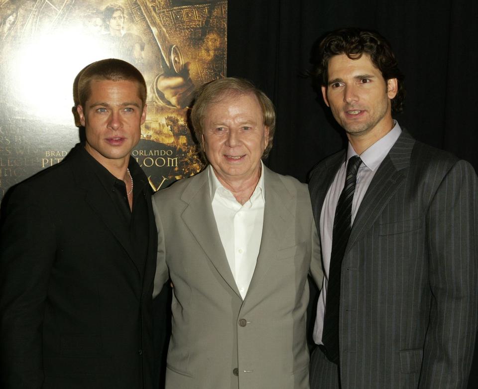 Wolfgang Petersen (Mitte) mit den Darstellern Brad Pitt (links) und Eric Bana bei der Premiere von "Troja" (2004) in New York. (Bild: 2004 Getty Images/Peter Kramer)