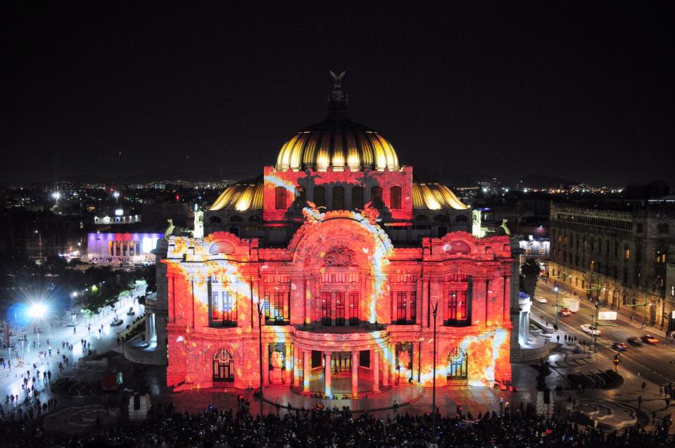 <p>CIUDAD DE MÉXICO, 16NOVIEMBRE2017.- Fue inaugurado el Festival Internacional de las Luces (FILUX) en diversas sedes del centro histórico. Durante 4 noches, las personas que visiten la ciudad podrán disfrutar proyecciones, esculturas, mapping e instalaciones en un horario de 16 a 23 horas.<br> FOTO: DIEGO SIMÓN SÁNCHEZ / CUARTOSCURO.COM </p>