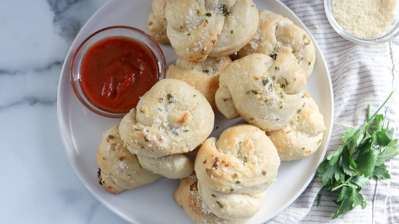 garlic knots with marinara sauce