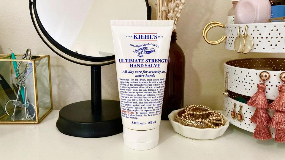 Keep care of your dry hands with a moisturizing hand cream