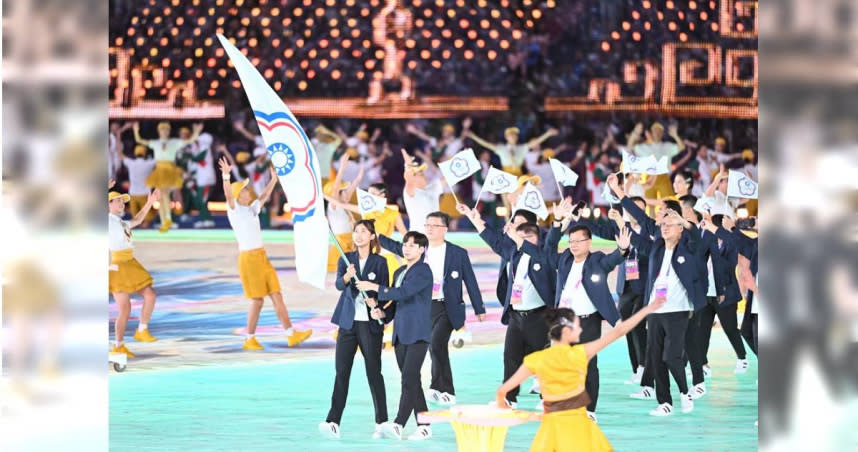 亞運賽事如火如荼進行。圖為中華隊在本屆亞運開幕式進場，王冠閎（右）、羅嘉翎擔任掌旗官。（圖／中華奧會提供）