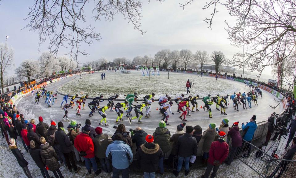 <p>Eisläufer beim ersten Eislaufmarathon auf natürlichem Eis in Noordlaren in den Niederlanden. (Bild: Vincent Jannink/EPA) </p>