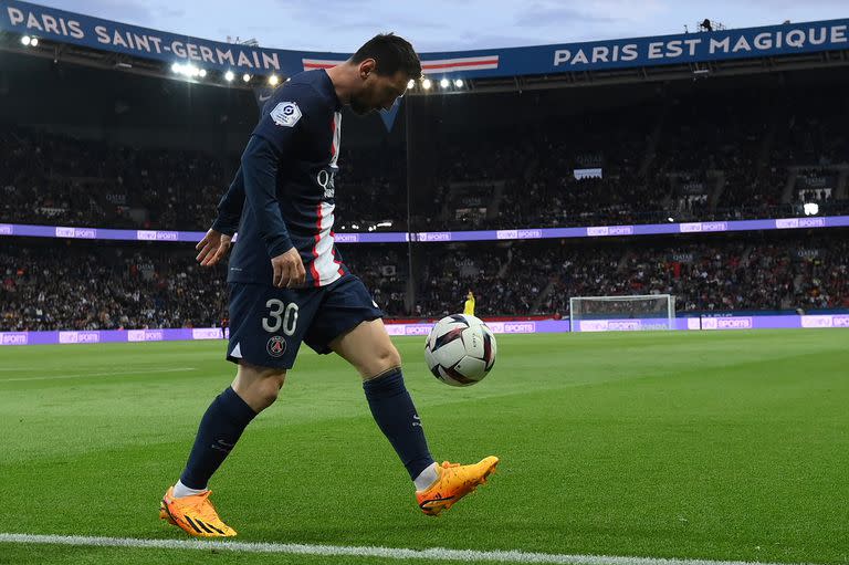 Lionel Messi hace jueguito con la pelota mientras recibe silbidos cuando se dirige a ejecutar un córner en la goleada de PSG a Ajaccio por la liga de Francia.