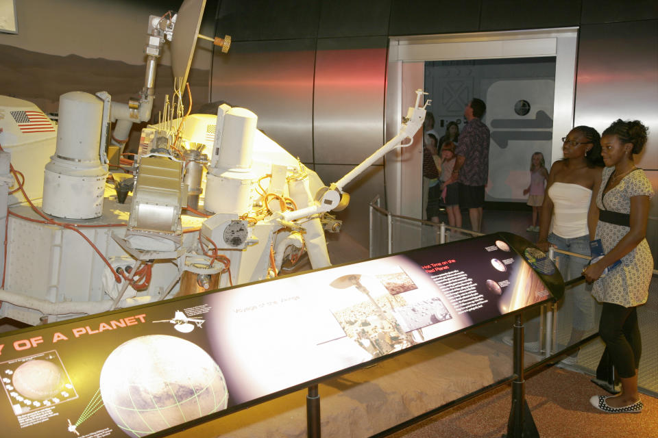 Dos jóvenes miran al robot Viking Lander en el Virginia Air and Space Center. Ese robot aterrizó en Marte (Foto: Jeffrey Greenberg/Universal Images Group via Getty Images)