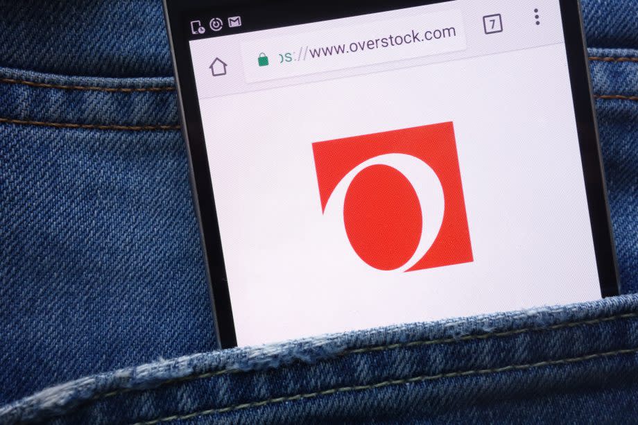 Ein Smartphone zeigt das Overstock-Logo