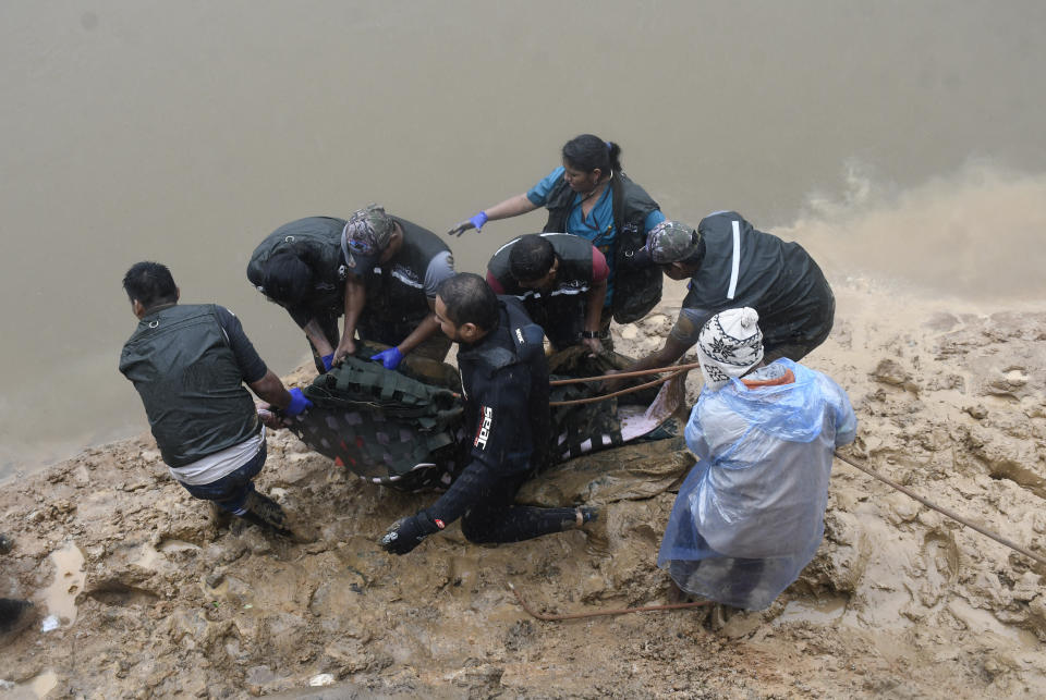 Biólogos y activistas medioambientales liberan a un delfín rosado en el río Isiboro, en las afueras de Villa Tunari, Bolivia, el viernes 24 de mayo de 2024. Una hembra y su cría de siete meses fueron rescatadas de un arroyo con bajo caudal donde quedaron atrapadas por un mes. (Daniel James/Los Tiempos vía AP)