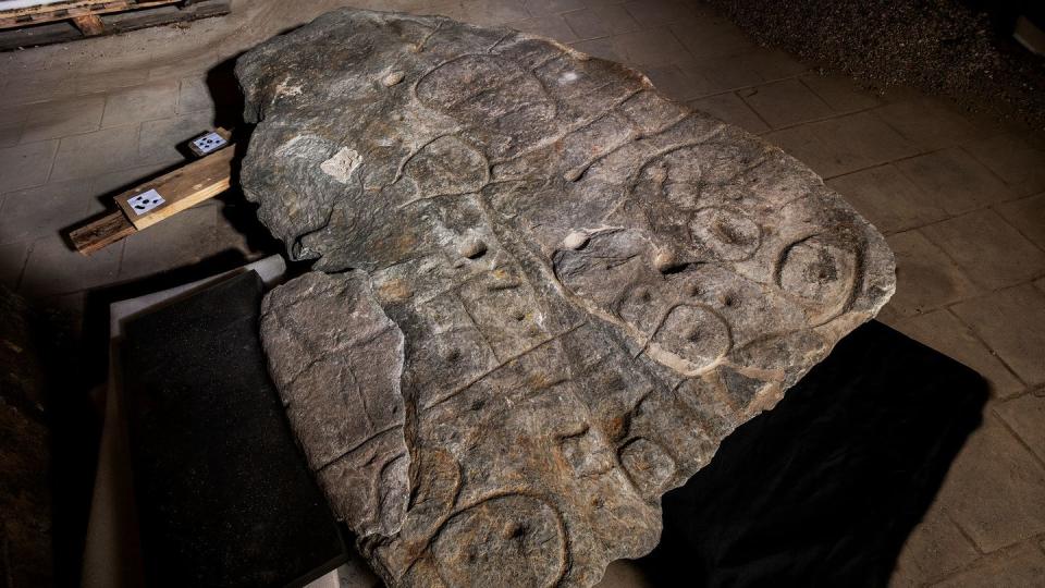 Die eingravierten Linien auf dem Stein markieren wahrscheinlich ein damaliges Herrschaftsgebiet. (Bild: dpa)