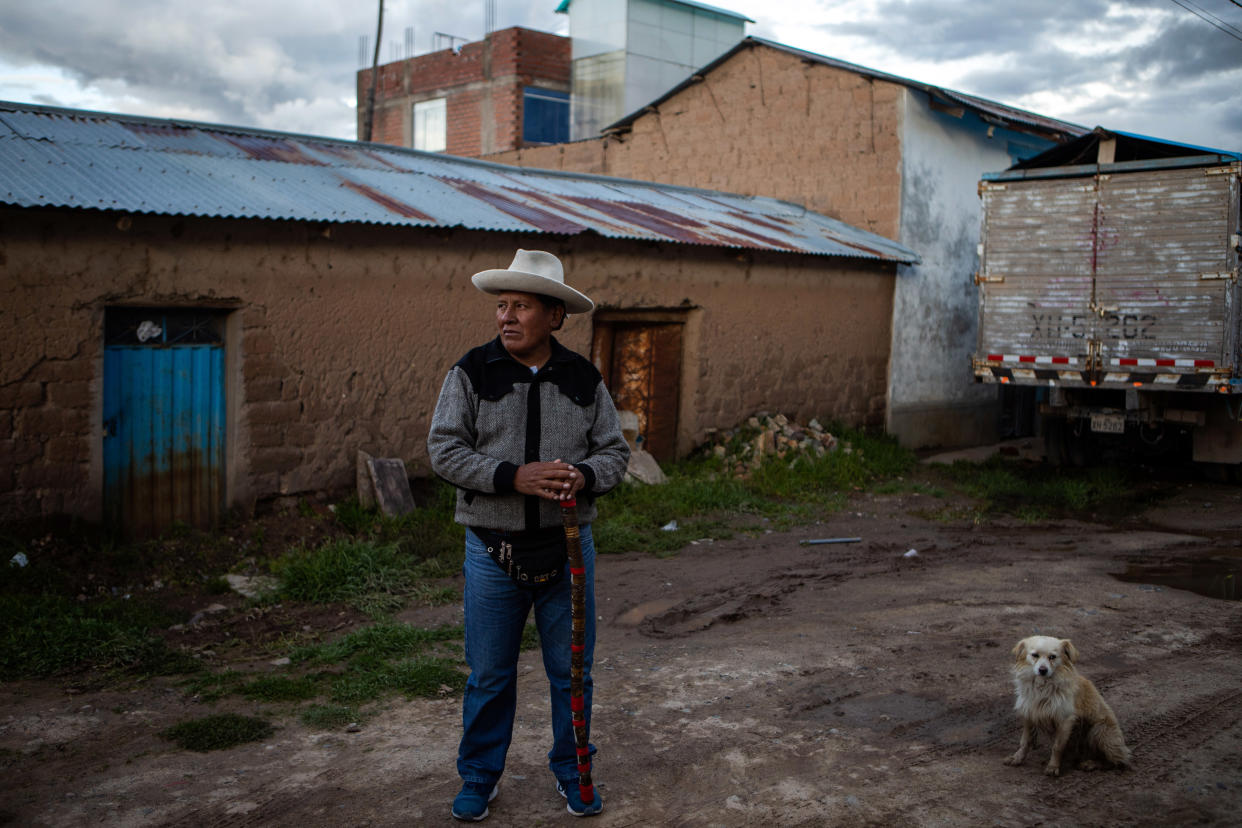 Antonia Huillca en su chacra en los Andes del sur de Perú. Su esposo murió durante una protesta en 2016. (Marco Garro/The New York Times)
