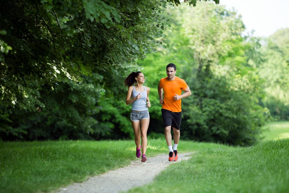 Beim Joggen purzeln nicht nur die Pfunde. Es macht euch auch resistenter gegen Stress. - Copyright: nd3000 / Getty Images