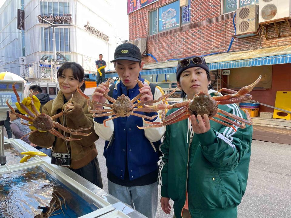 林予晞、范少勳、巫建和（左起）前往釜山。（圖片來源：《演員們的旅行》、青春期影視 提供）