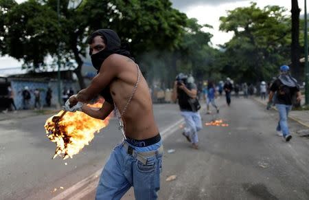 Demonstrators clash with riot security forces during a rally against Venezuela's President Nicolas Maduro's government in Caracas, Venezuela, July 22, 2017. REUTERS/Ueslei Marcelino