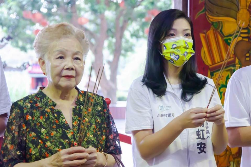 高虹安(右)日前頻頻與柯文哲媽媽(左)同框拜票，足見民眾黨對新竹選戰的重視。（高虹安團隊提供／王惠慧新竹傳真）