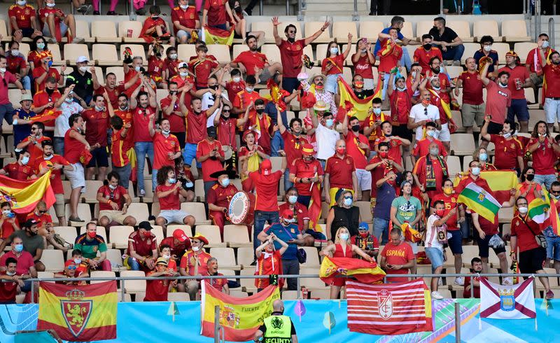 Hinchas españoles celebran tras el autogol del eslovaco Martin Dubravka.