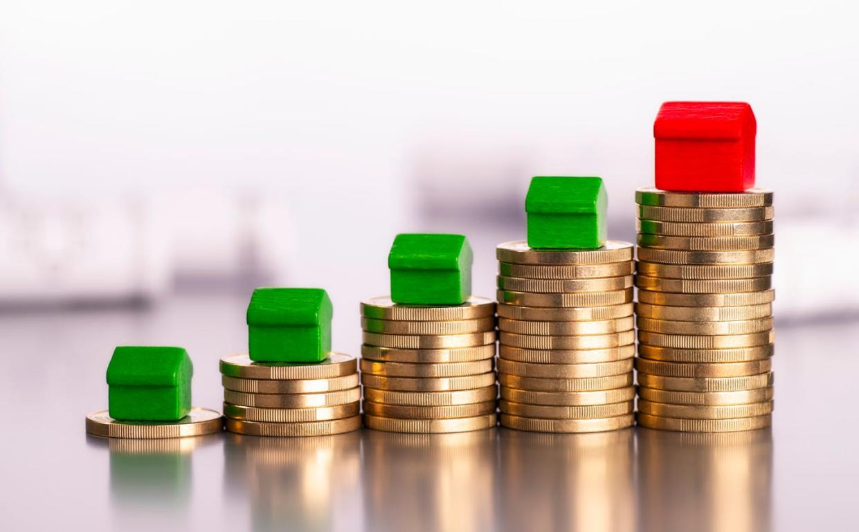 <a href="https://www.shutterstock.com/es/image-photo/rising-stacks-coins-four-green-cottages-1424155889" rel="nofollow noopener" target="_blank" data-ylk="slk:gopixa/Shutterstock;elm:context_link;itc:0;sec:content-canvas" class="link ">gopixa/Shutterstock</a>