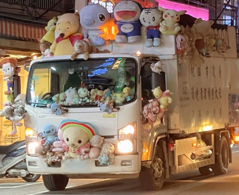 ▲桃園市中平路在下午5點30分左右，可看到超驚人的「娃娃資源回收車」。（圖／取自「路上觀察學院」）