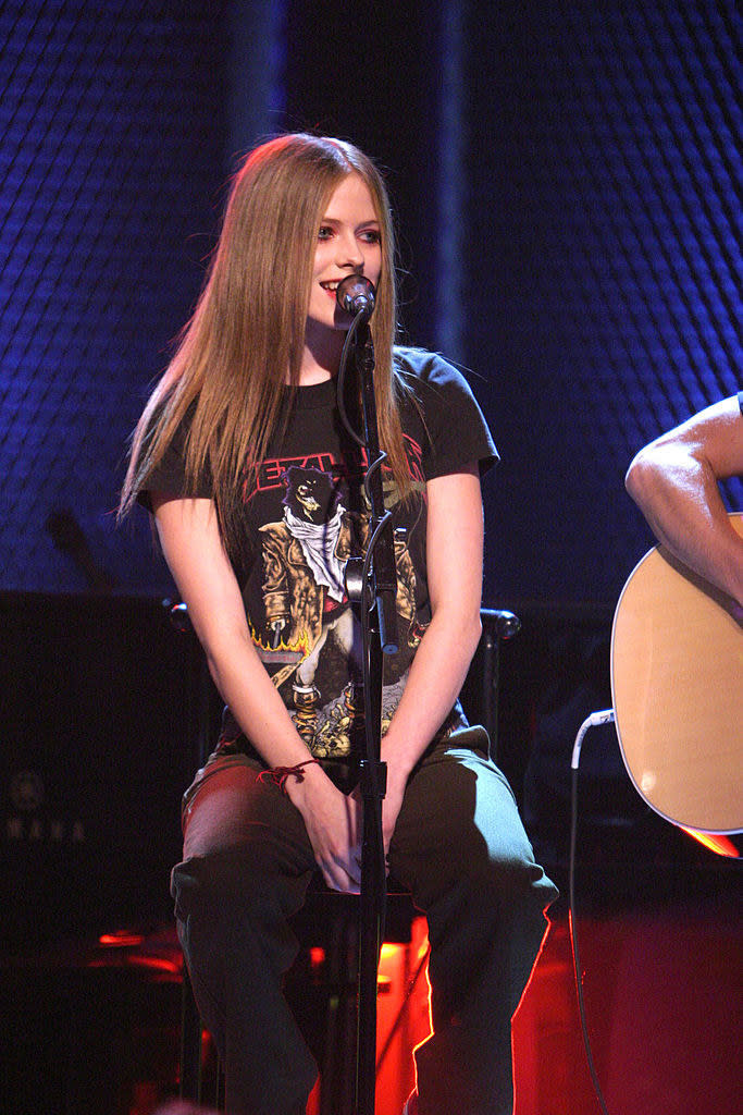 avril singing on stage